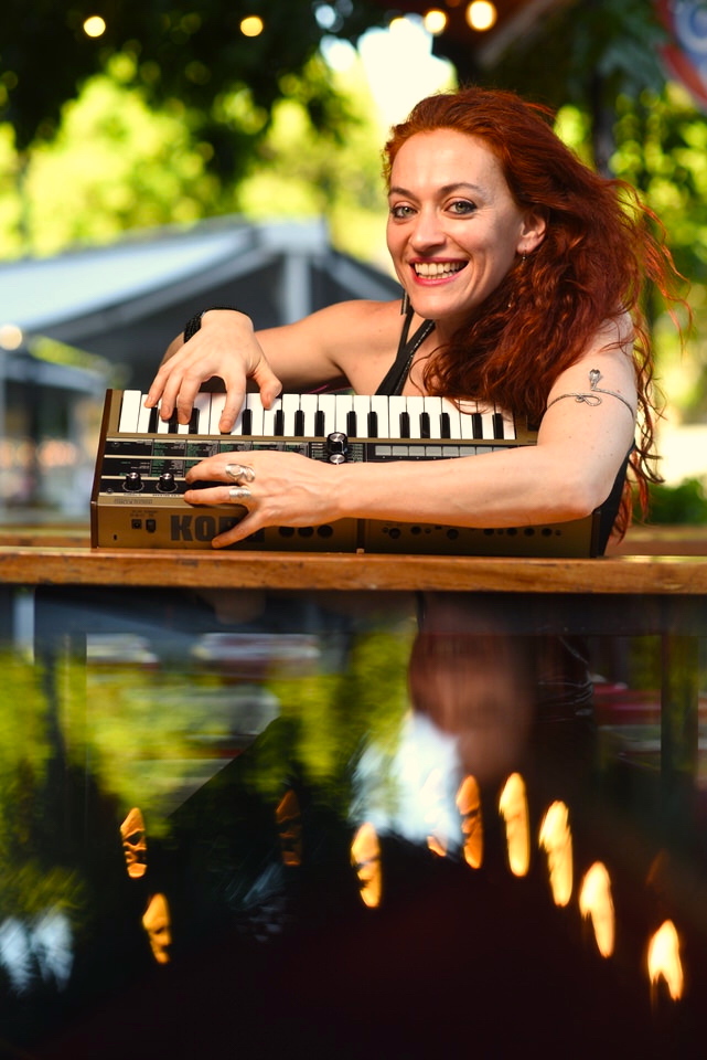 Marlene tocando un teclado